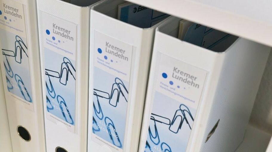 Der Ordnerrücken von 4 Ordnern ist zu sehen