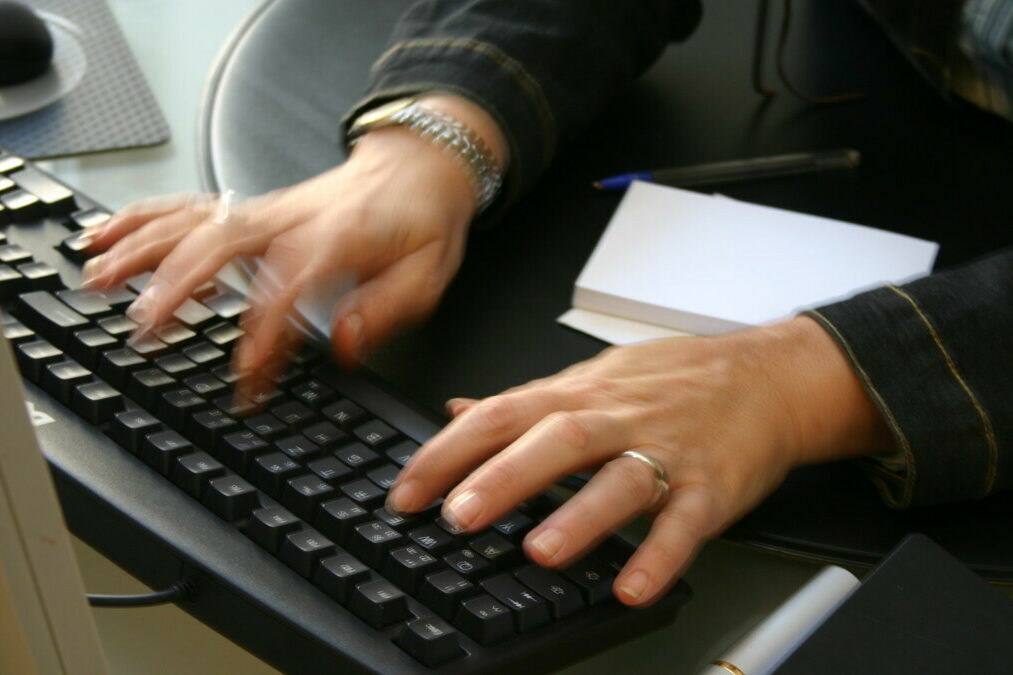 Hände tippen schnell auf einer Tastatur