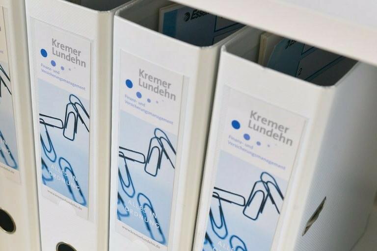 Der Ordnerrücken von 4 Ordnern ist zu sehen