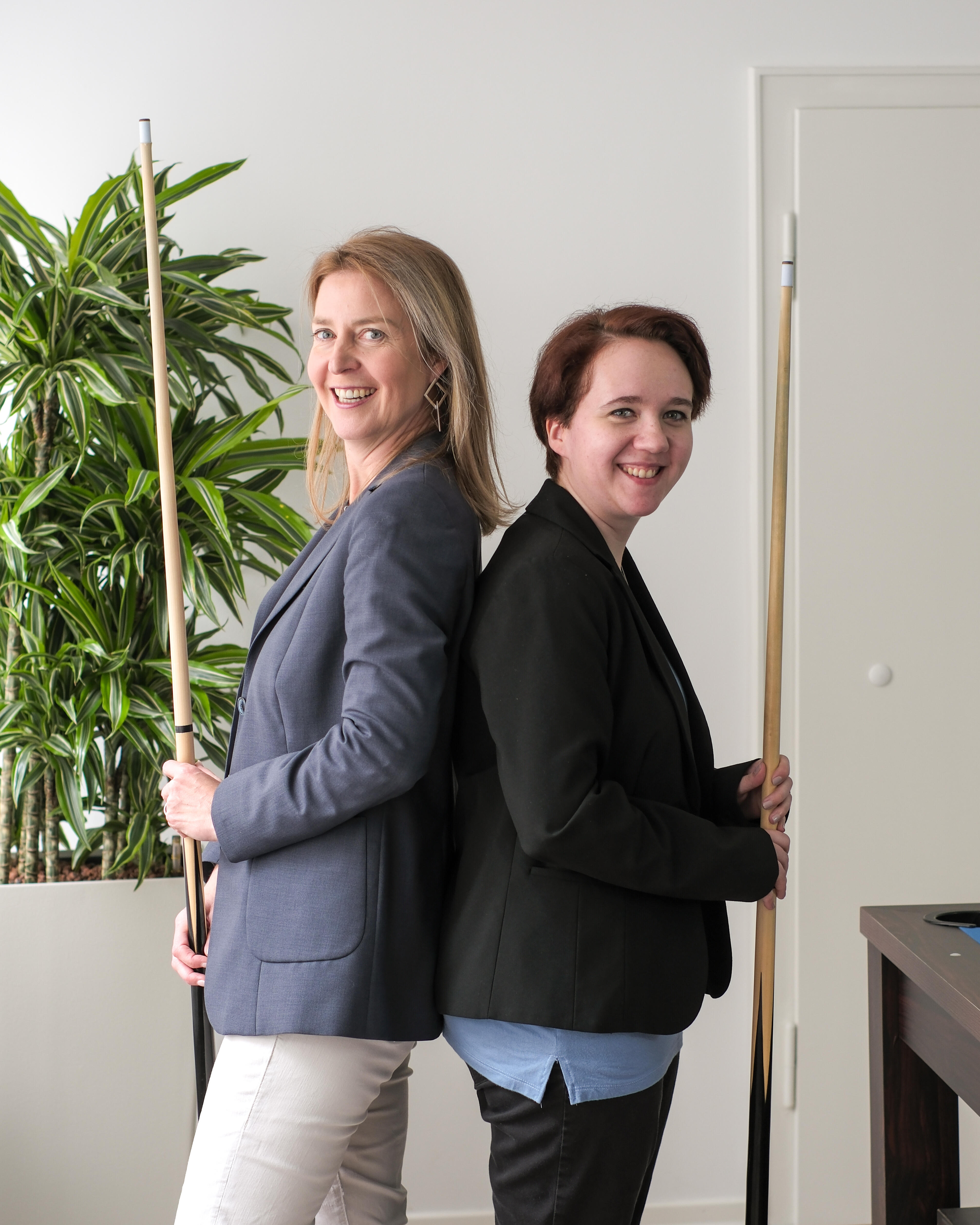 Chiara und Mirja Rücken an Rücken