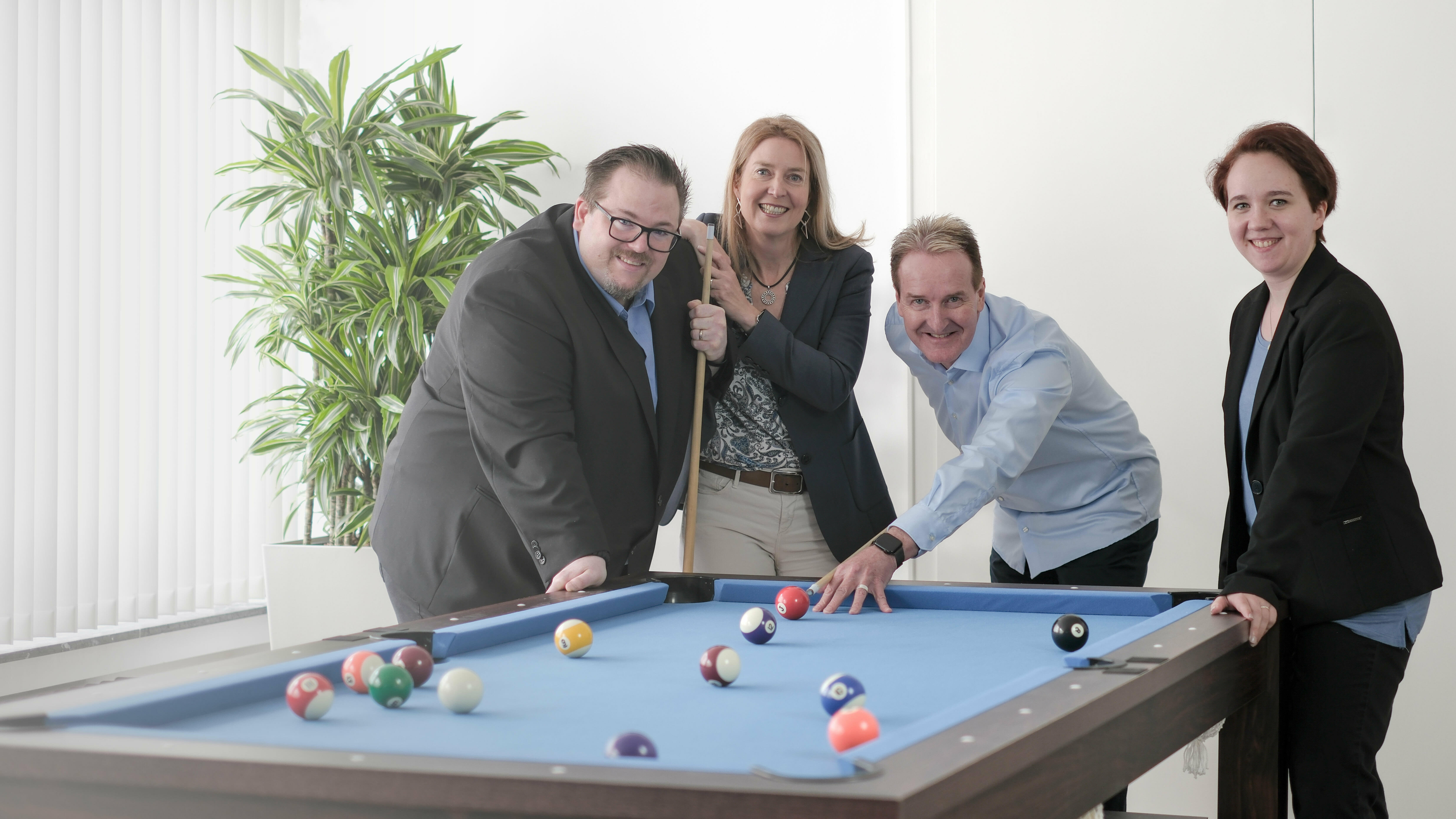 Das Team von KremerLundehn beim Billardspiel