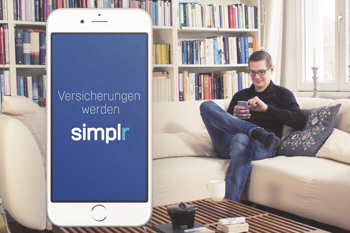 Mann mit der simplr-App auf der Couch