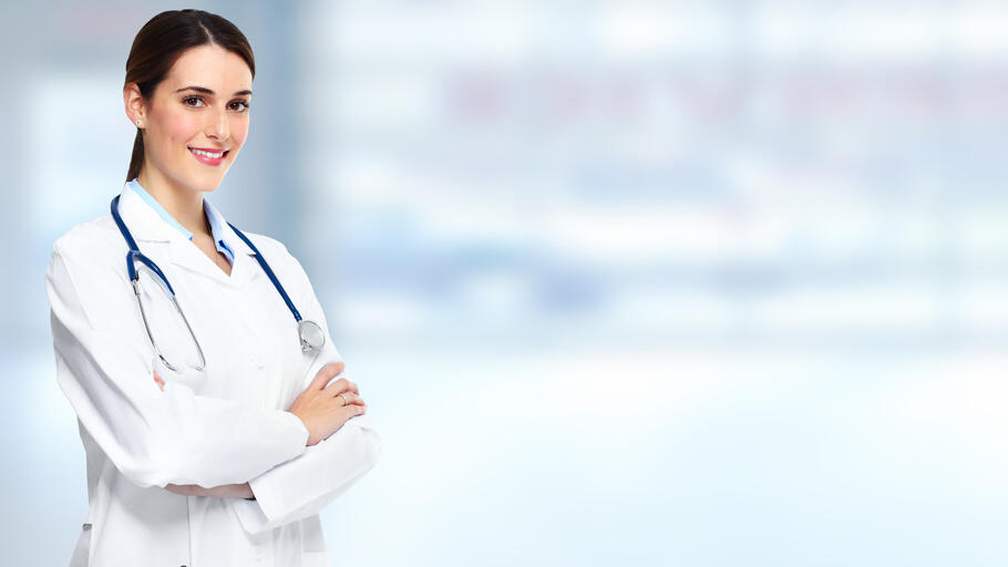 Frau im Arztkittel lächelt in die Kamera